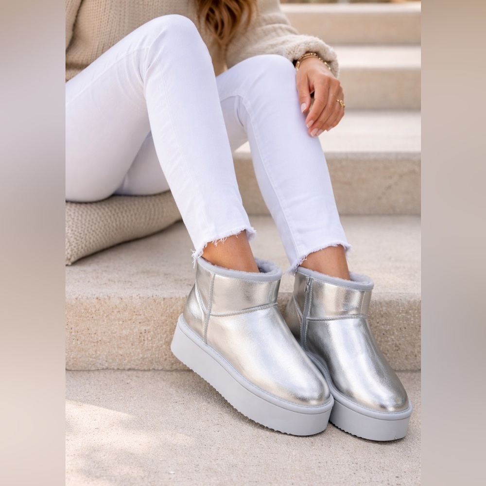 ☀️Dearfoams Silver Ankle Boots With Shearling